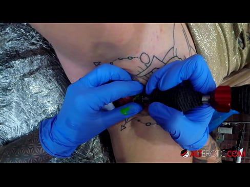❤️ Extremt tatuerade snyggingen Sully Savage fick en tatuering på sin klitoris Sexvideo at us sv.massagsaransk.ru ☑